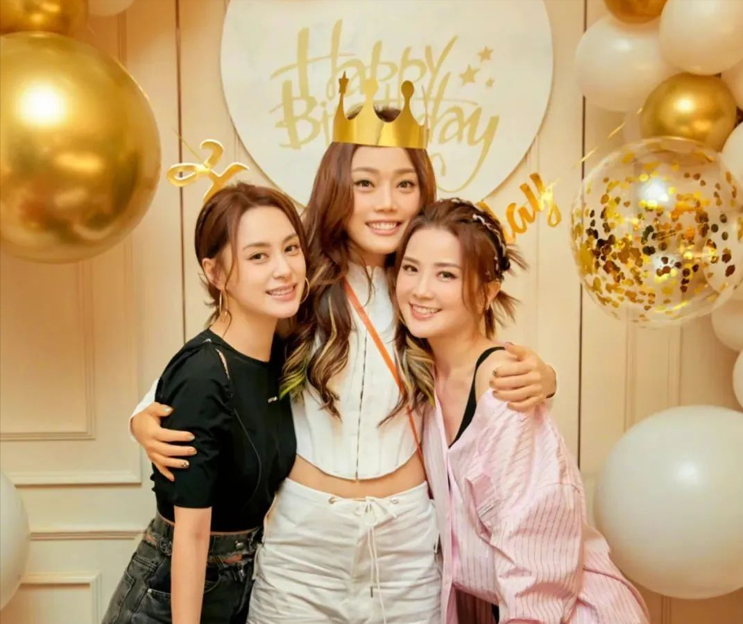 百位明星庆祝香港回归25周年，王祖蓝晒对比照，陈伟霆推新歌欢庆