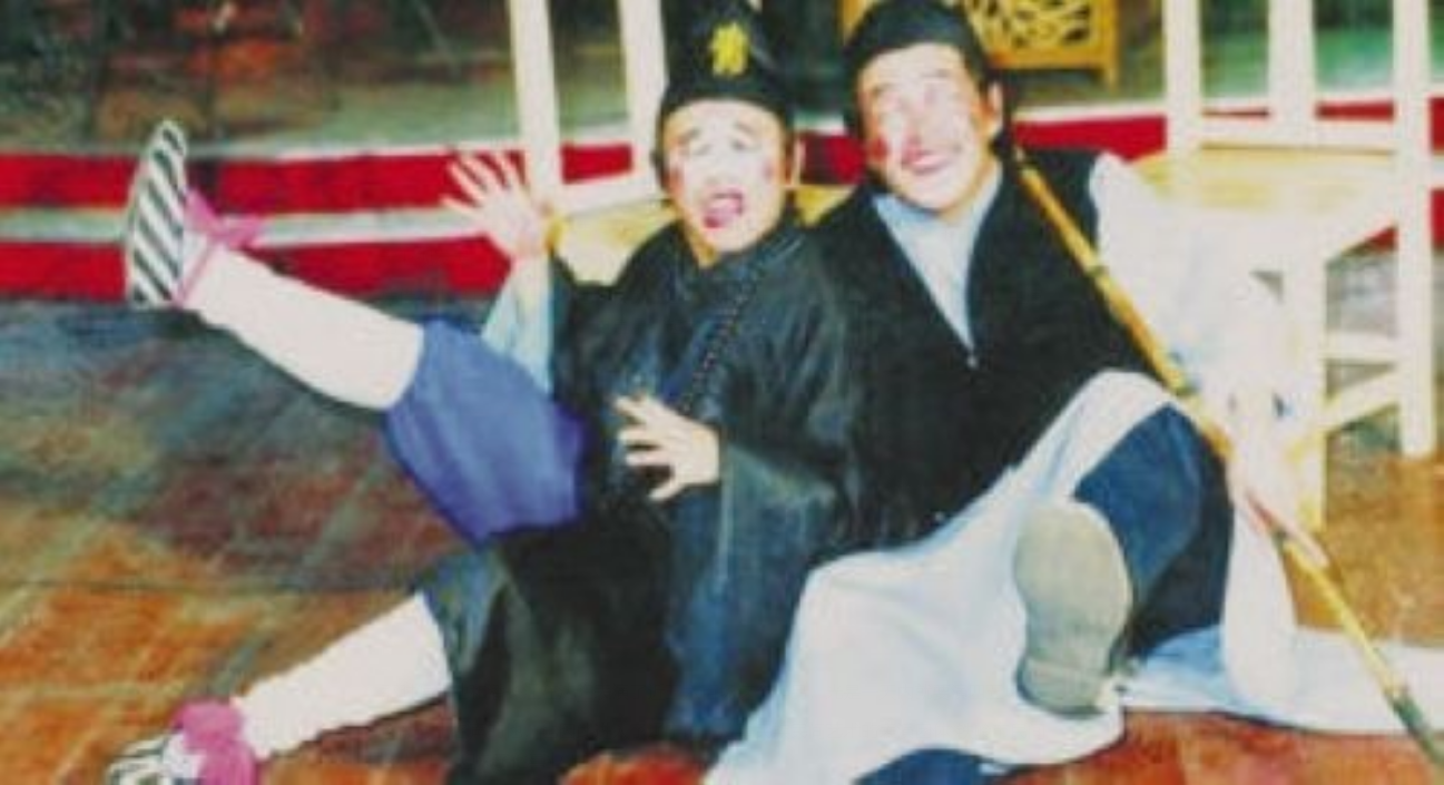 “小品王”赵本山：出身贫苦，成名后和发妻离婚，2婚娶小8岁娇妻