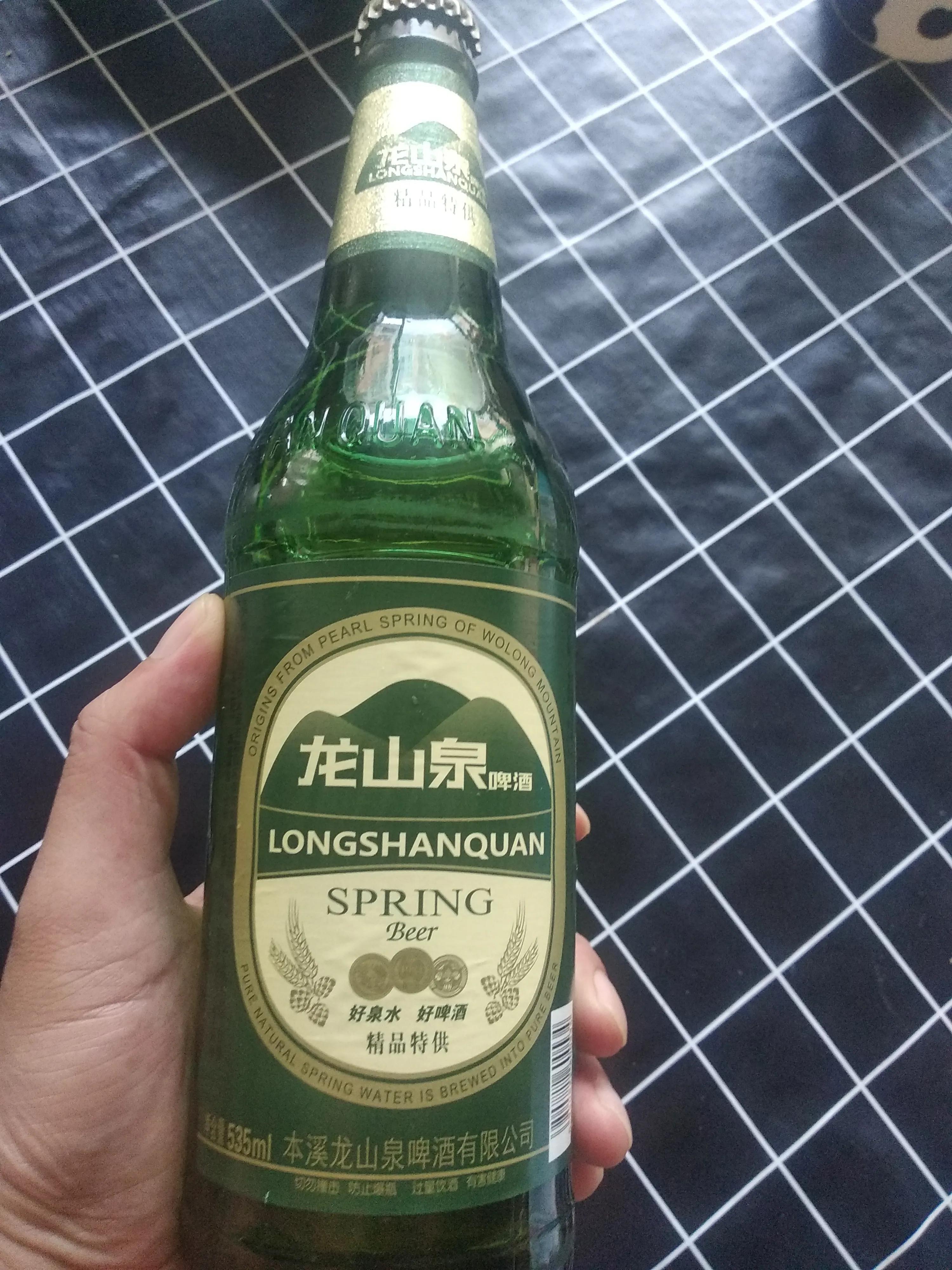 龙山泉是产自辽宁本溪的一款啤酒,都说"好水出好酒",龙山泉就是用本溪