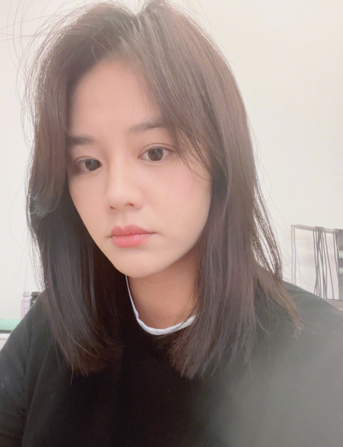 马思纯晒素颜自拍照，面色红润状态好，曾被质疑在英国待产