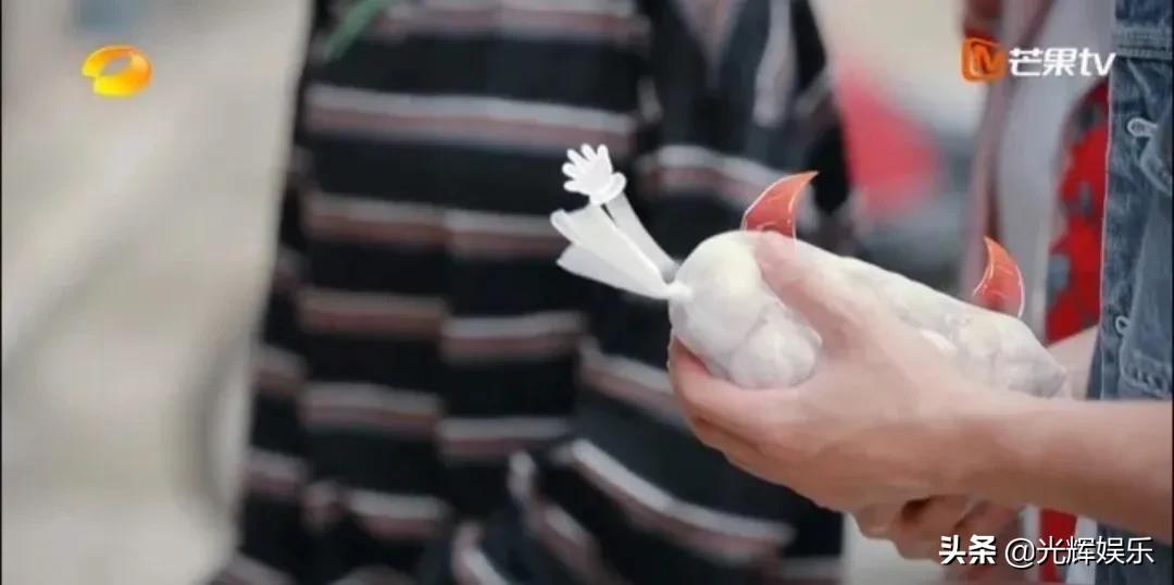 张凯丽和韩东君杨幂去买烧烤料，结果韩东君要烤大蒜吃