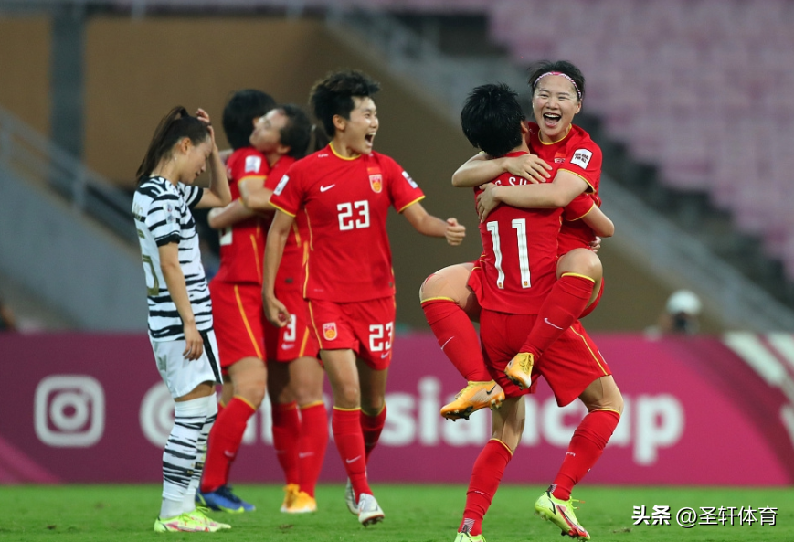 世界杯0-2(0-2！世界杯大冷门！世界亚军出局，中国女足苦主晋级四强创历史)