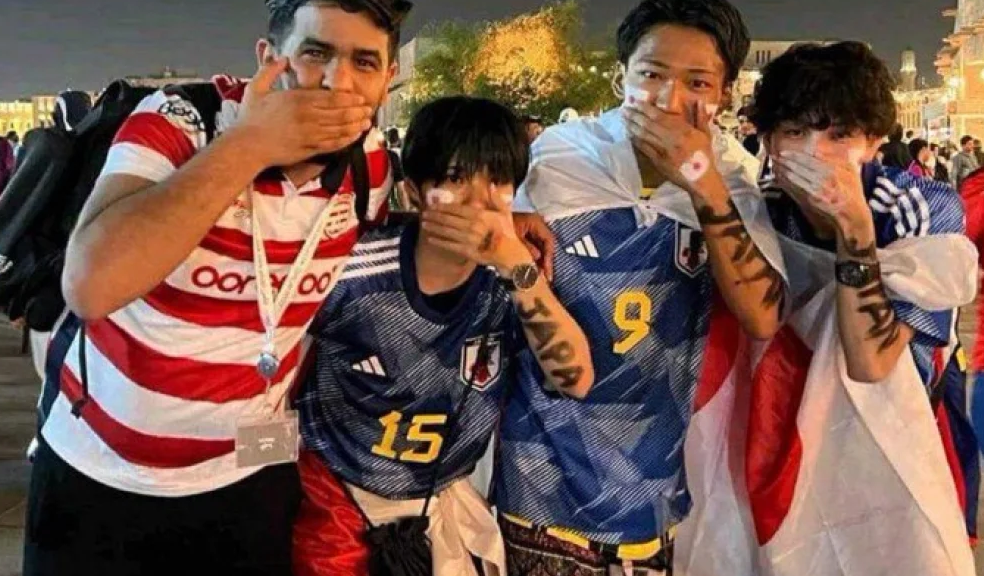 今年世界杯足球踩瘪（“捂嘴”？谁不会啊！世界杯德国队淘汰回国，赛前政治整活遭嘲讽）