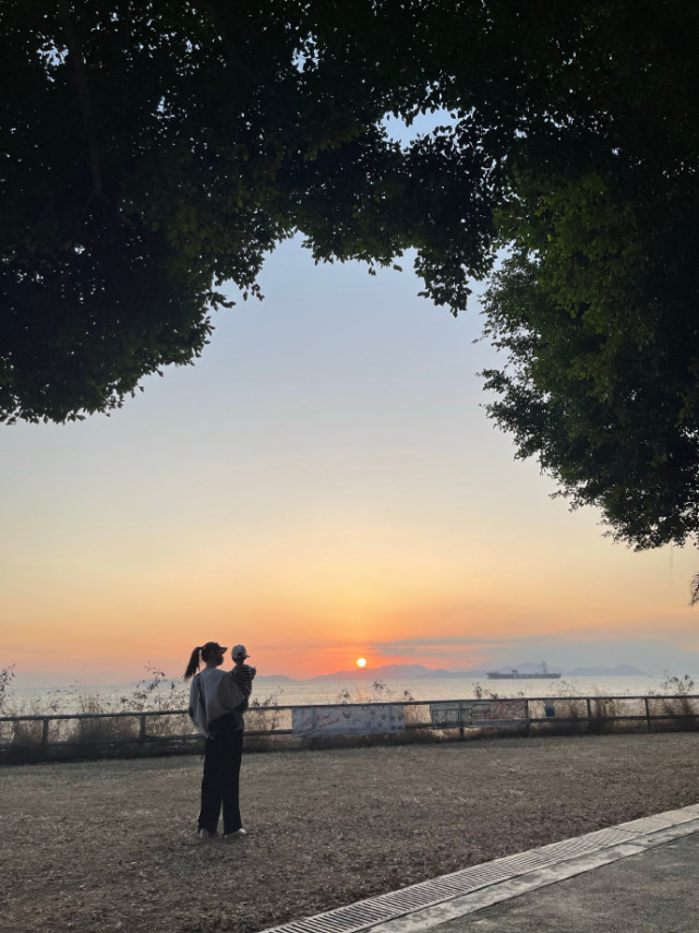 林峯带妻女出游，掌镜拍下张馨月和女儿温馨瞬间，一家三口好幸福