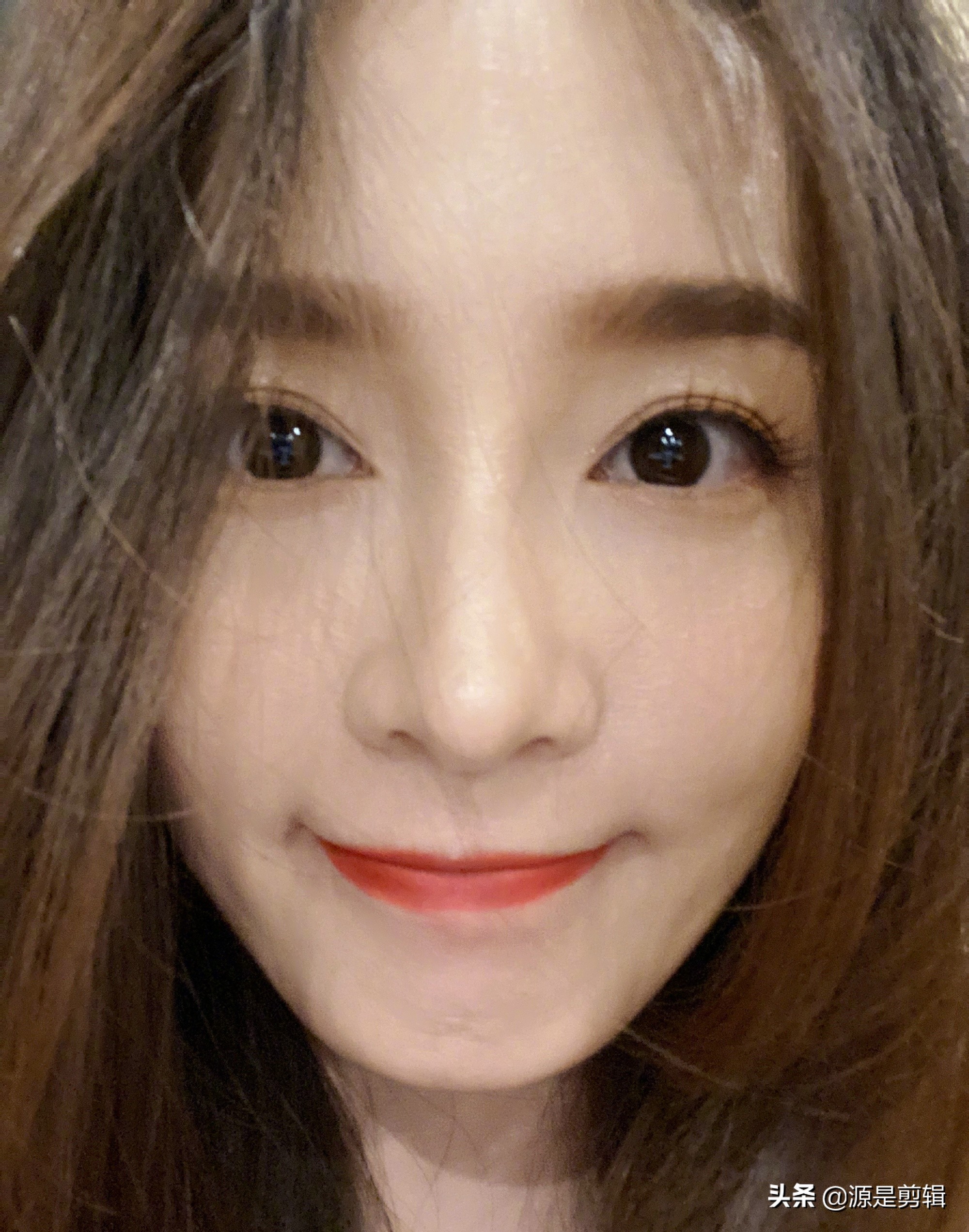 李沁长发披肩自拍搞怪美照