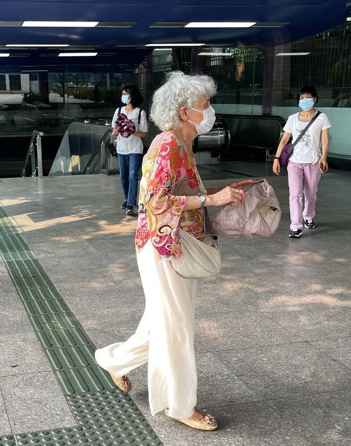 夏天到了，跟上海奶奶学“解暑穿搭”，不过分露肤却很清爽，佩服