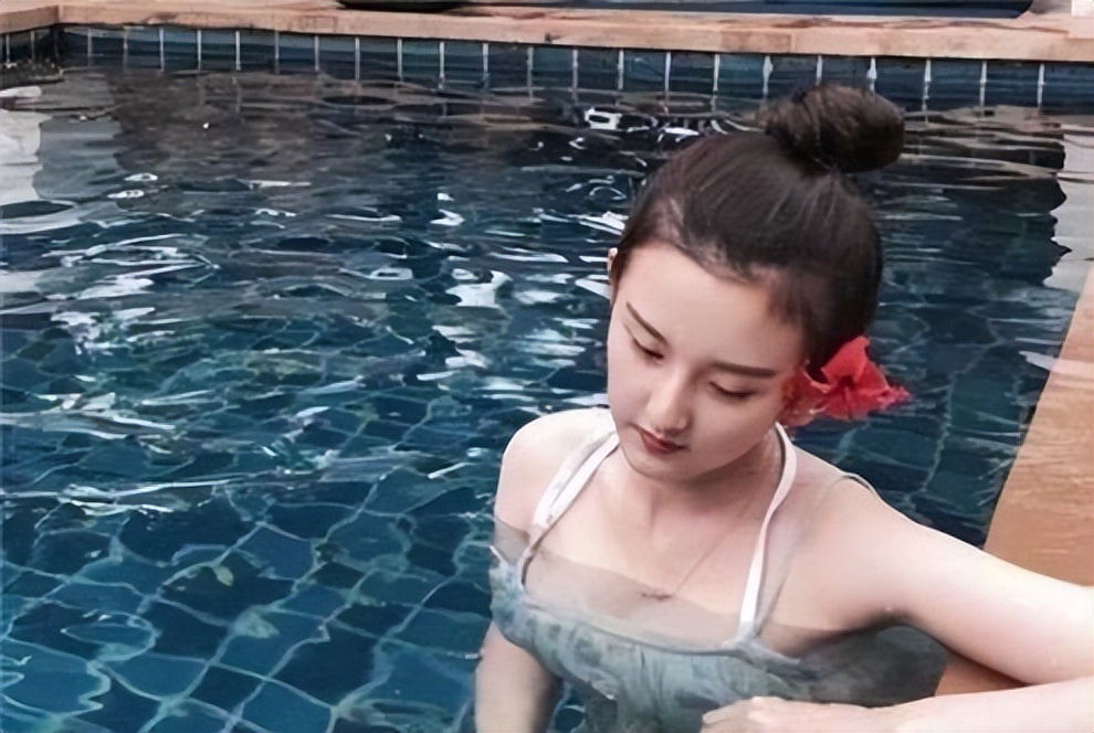 15位女明星泳装照大不同:杨幂大秀火辣身材,关晓彤格外保守