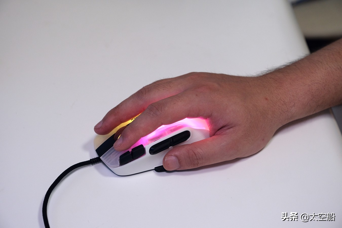 15个物理按钮，3D RGB灯效加持，冰豹Kone XP游戏鼠标评测
