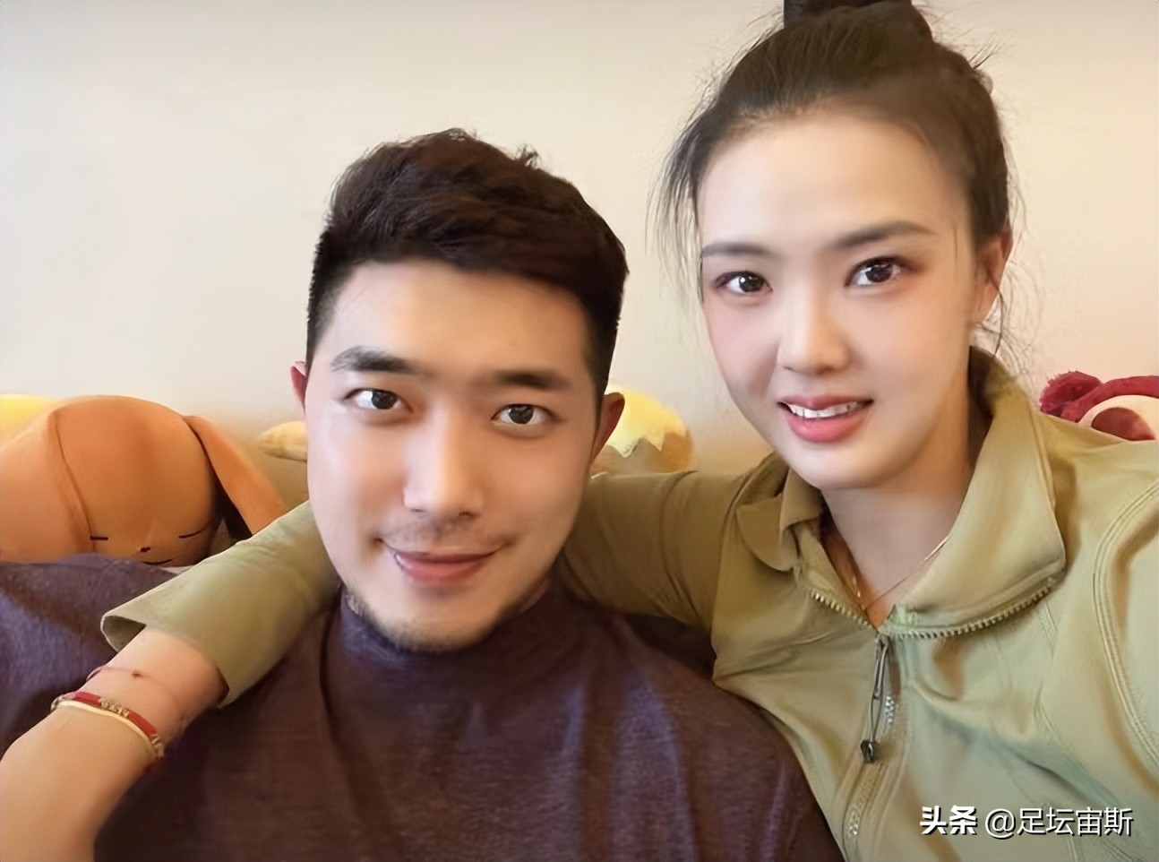 cba总决赛技术台哪个美女（张常宁搂肩吴冠希，陪老公看篮球赛，首次晒豪宅内景，手办堆满屋）