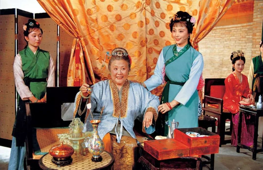 邢夫人替丈夫说媒，贾母为何斥责贾琏？原来是贾赦惹下的祸