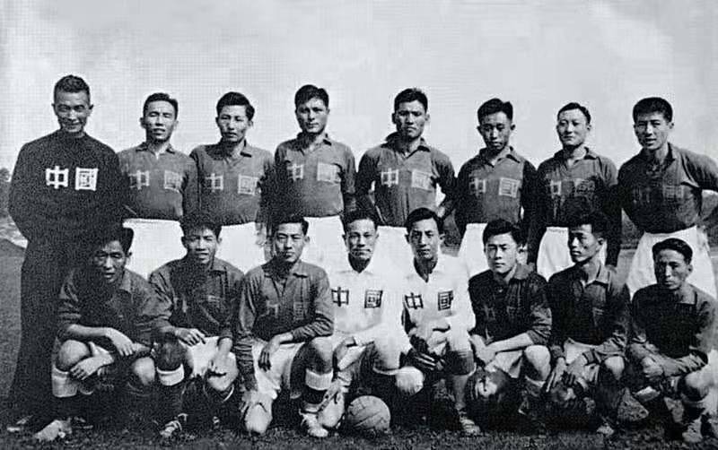 国家足球队服(回顾七十年的历届中国男足球衣发展史，哪一款是你的最爱？)