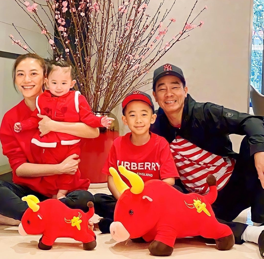 应采儿情人节庆祝结婚12周年，手捧红玫瑰，与陈小春共进烛光晚餐