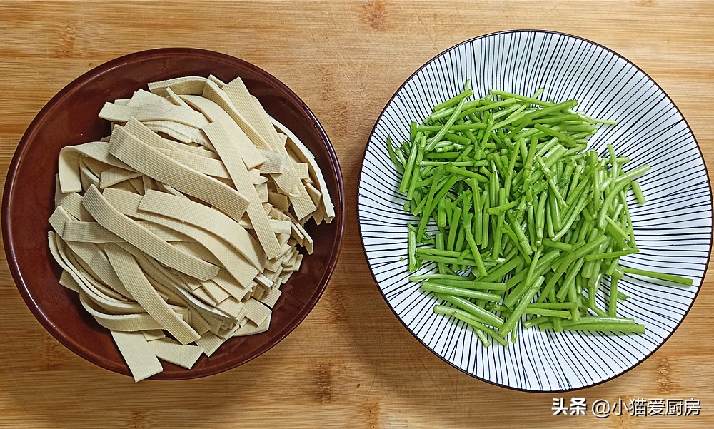 茼蒿和干豆腐放在一起烧来吃，清香味美，用来下饭真的是太香了