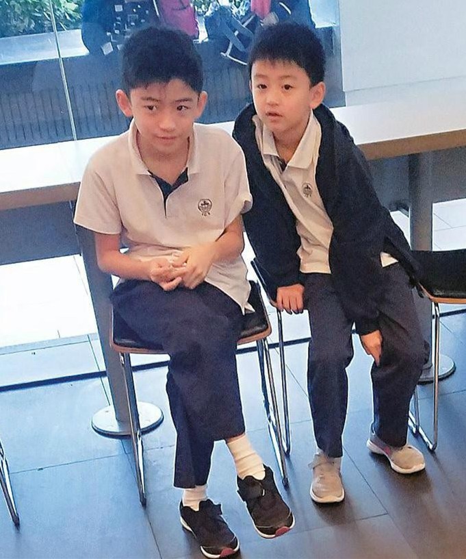 张柏芝罕携俩儿子合影！14岁谢振轩长发随爸，弟弟穿黑T温顺像妈