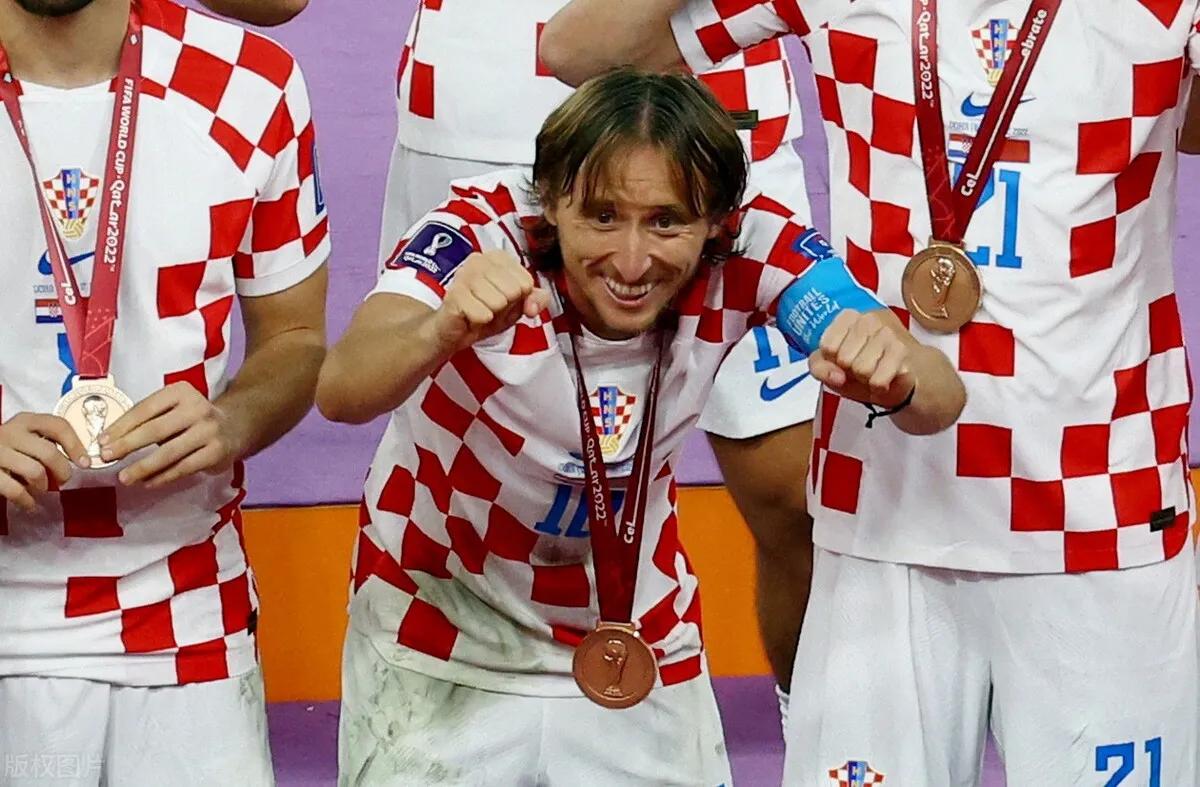 传奇2018世界杯版（世界杯疯狂一夜：2-1！争议判罚+中超弃将破门，魔笛世界杯绝唱！）