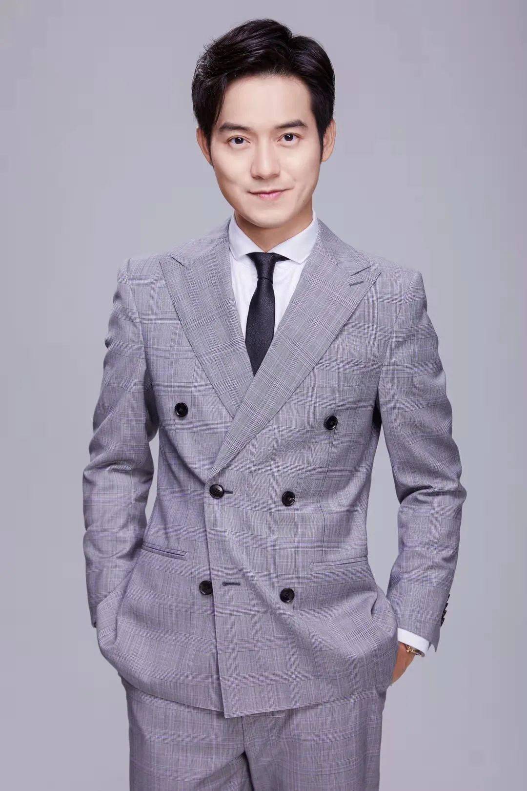 作为一名新闻主播,张弛的表现并不算特别突出,人气也不及郑达,薛乐