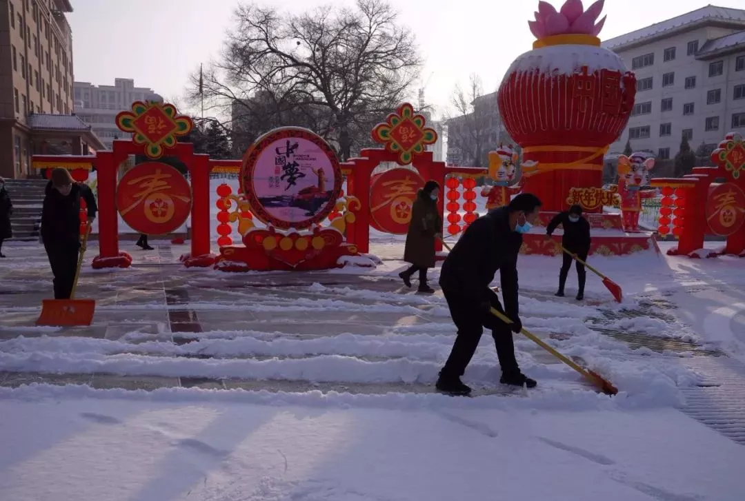 临潭：干部群众齐上阵 清扫积雪暖民心