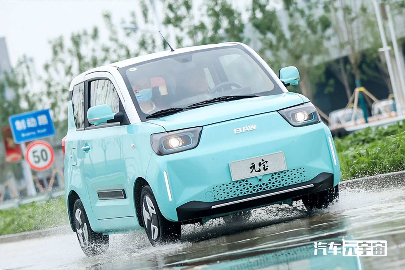 北汽盯上五菱宏光MINI了！空间大很多，卖3.39万会火吗？