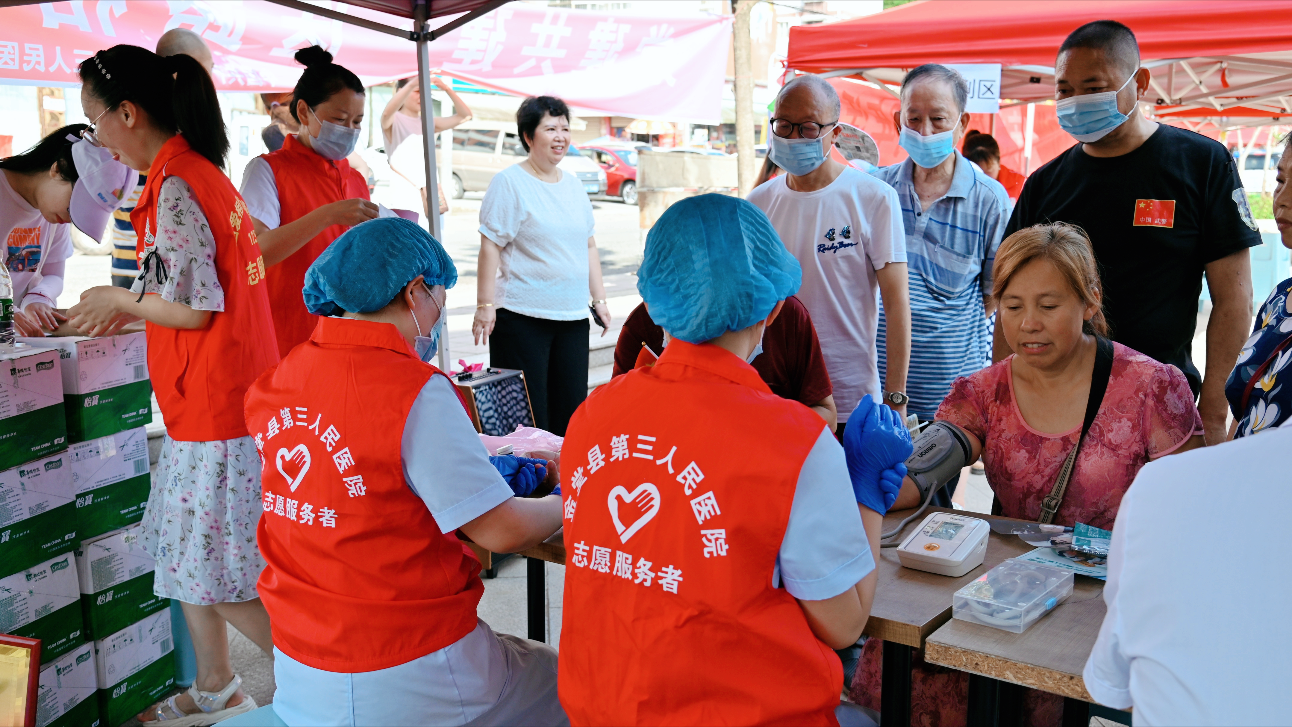 金堂县三医院：“党建共建·医路相伴”之慰问义诊行活动