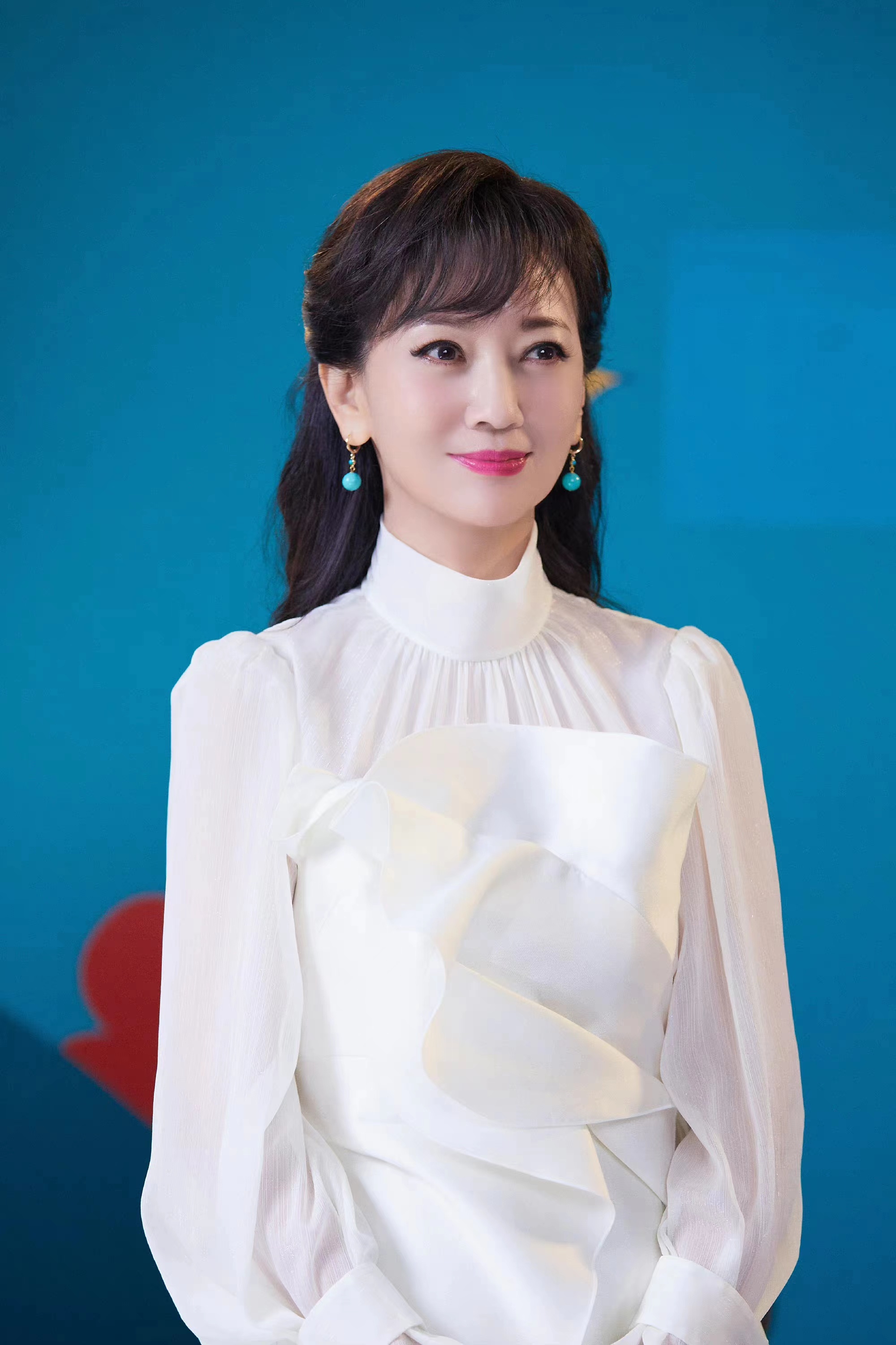 赵雅芝新造型来袭,涂芭比粉口红减龄不够,穿白色长裙更精致优雅