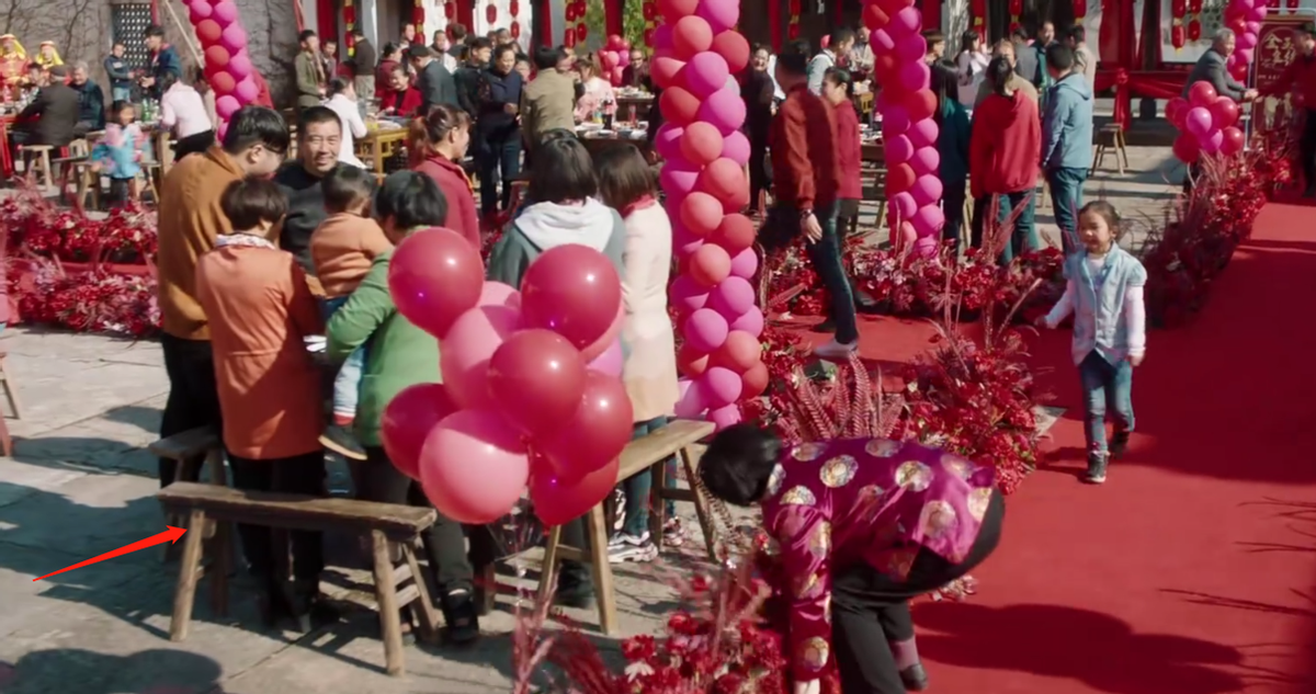 赵丽颖的细纹，老太太发黄的背心，扑面而来的寒酸才是真正的穷人