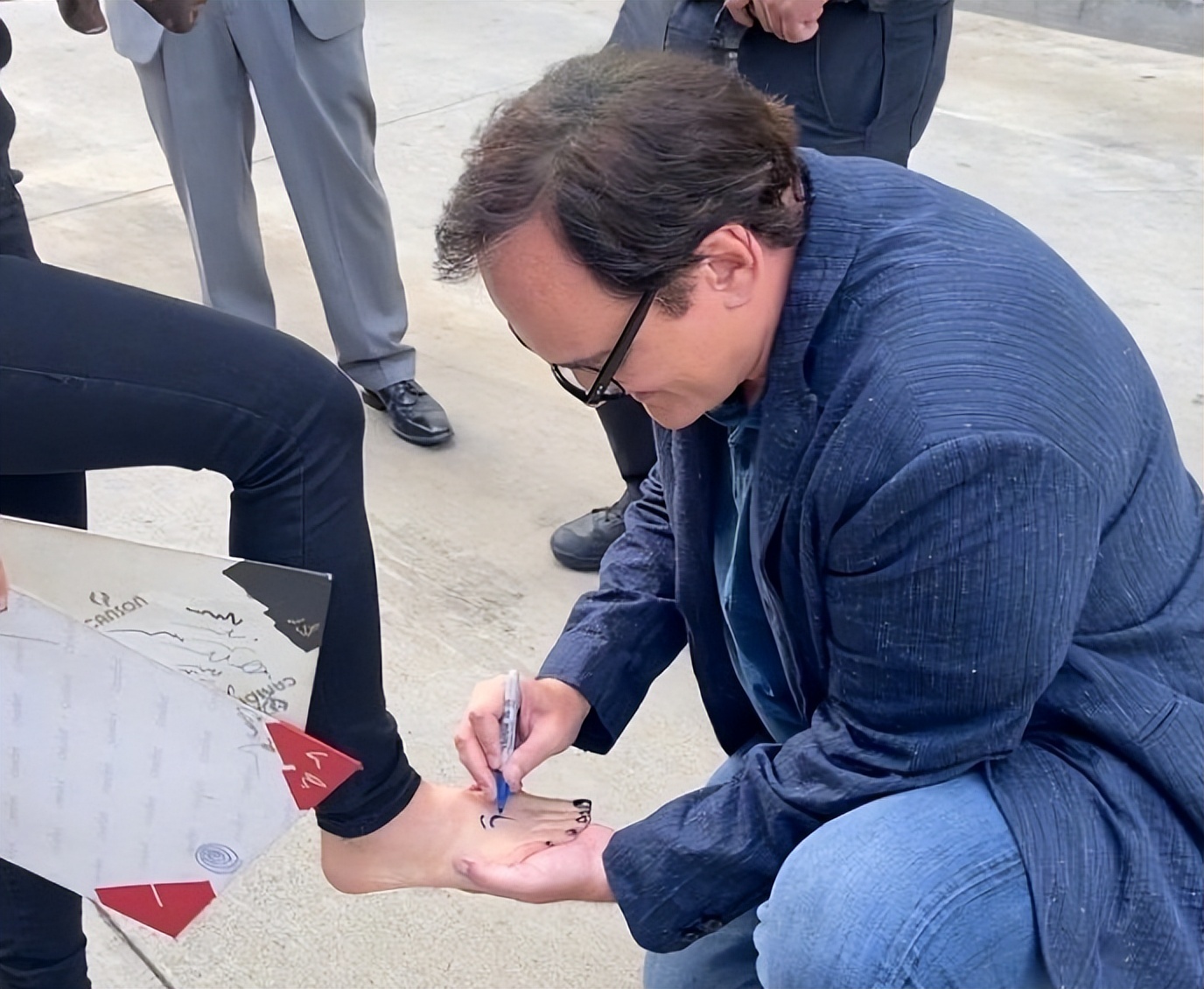 在电影《杀出个黎明》中,还因为美女吸血鬼用脚给他喂酒的一幕,成为了