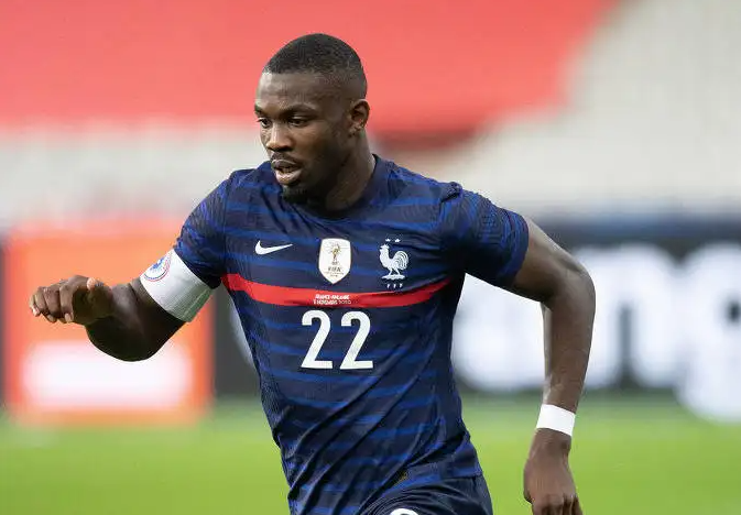 世界杯各种假摔（法国队禁区被踢，却被判假摔！主裁判罚引争议，解说都看不下去了）