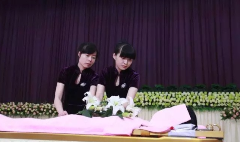 不能用手直接触摸身体，入殓师：与鬼神无关，即便是亲人也不可以