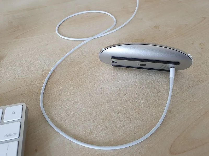 全网都在骂iPhone的刘海，这男人得背锅