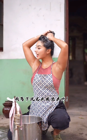 现代孙二娘胡闹闹最性感乡村健身女神铁桶洗头吸粉300万