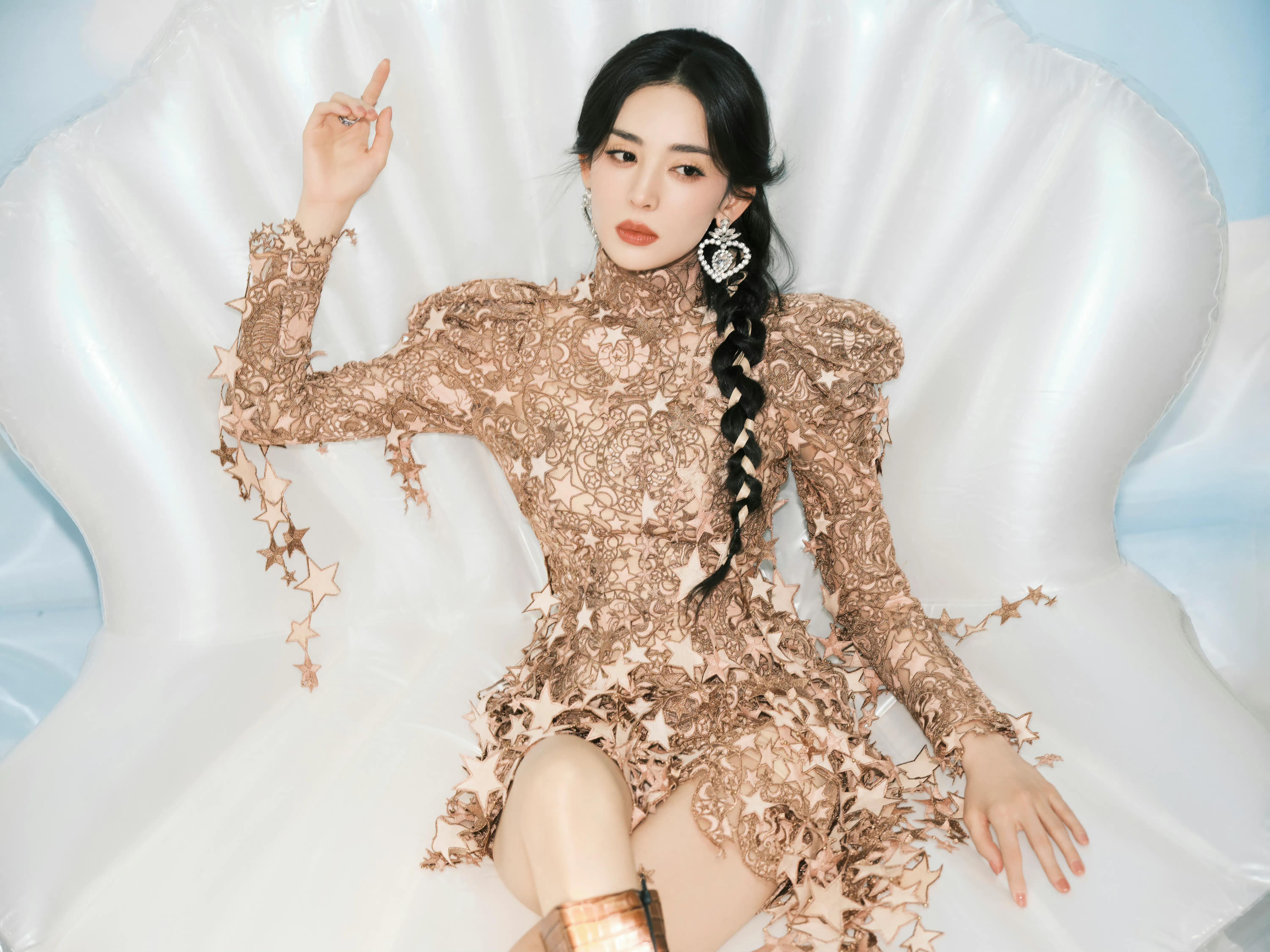 古力娜扎星光刺绣裙造型,优雅高贵,美艳动人.