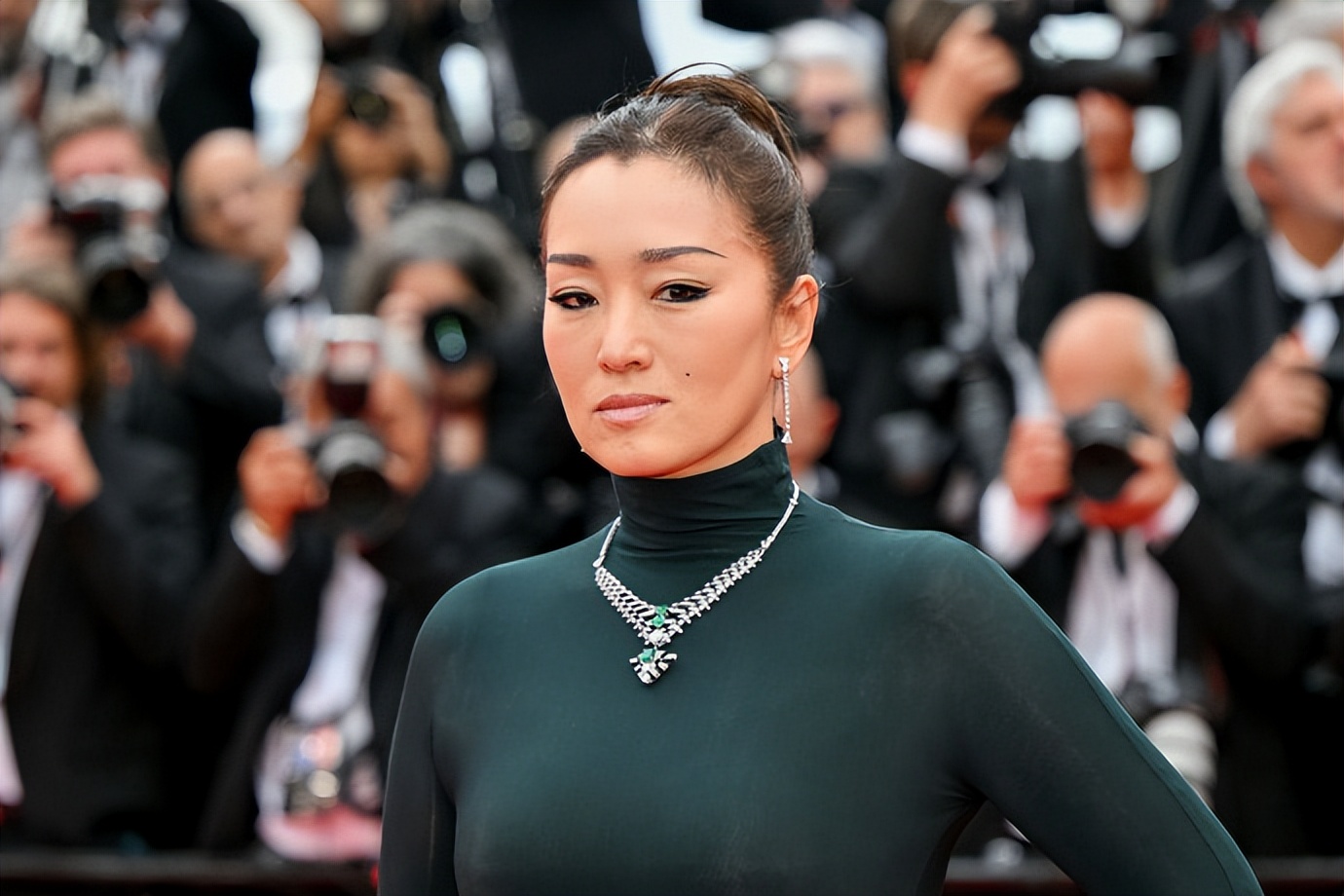 巩俐在戛纳红毯又受宠!蓬蓬裙皱巴巴显壮,又是裸色唇,气场赢了