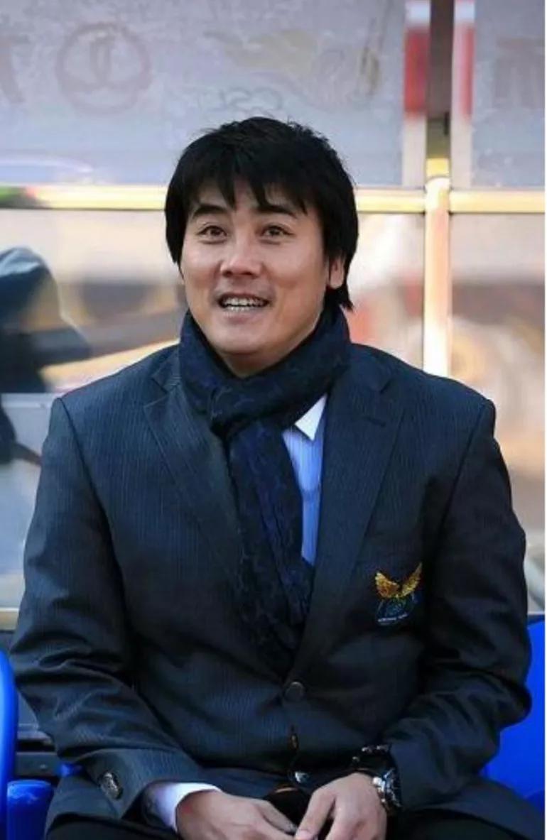 李明中国足球运动员(出生山东的大连籍名将李明凭何稳坐北京国安总