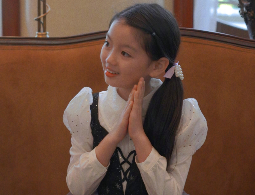 童星阿拉蕾长大了，8岁模样显成熟，颜值跟小时候有差距