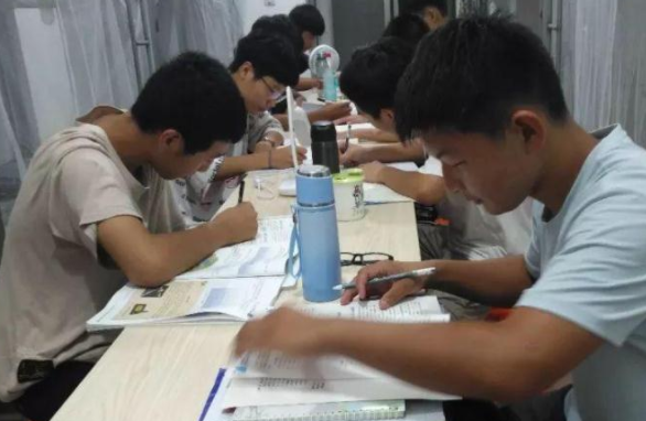 湖北一高中被学生投诉，理由是学校放假太少，官方的回复太暖了