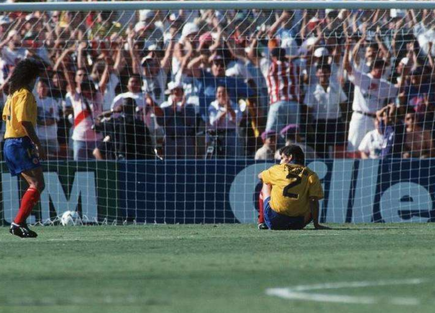 因乌龙球被杀的球员有哪些(1994年世界杯足球赛，哥伦比亚球员踢了一个致命乌龙球，回国被杀)