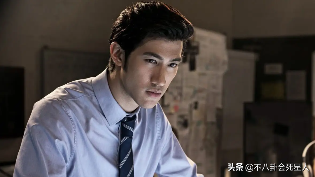 厚嘴唇、大鼻孔、长方脸，这7位男星看似很帅，实则奇怪