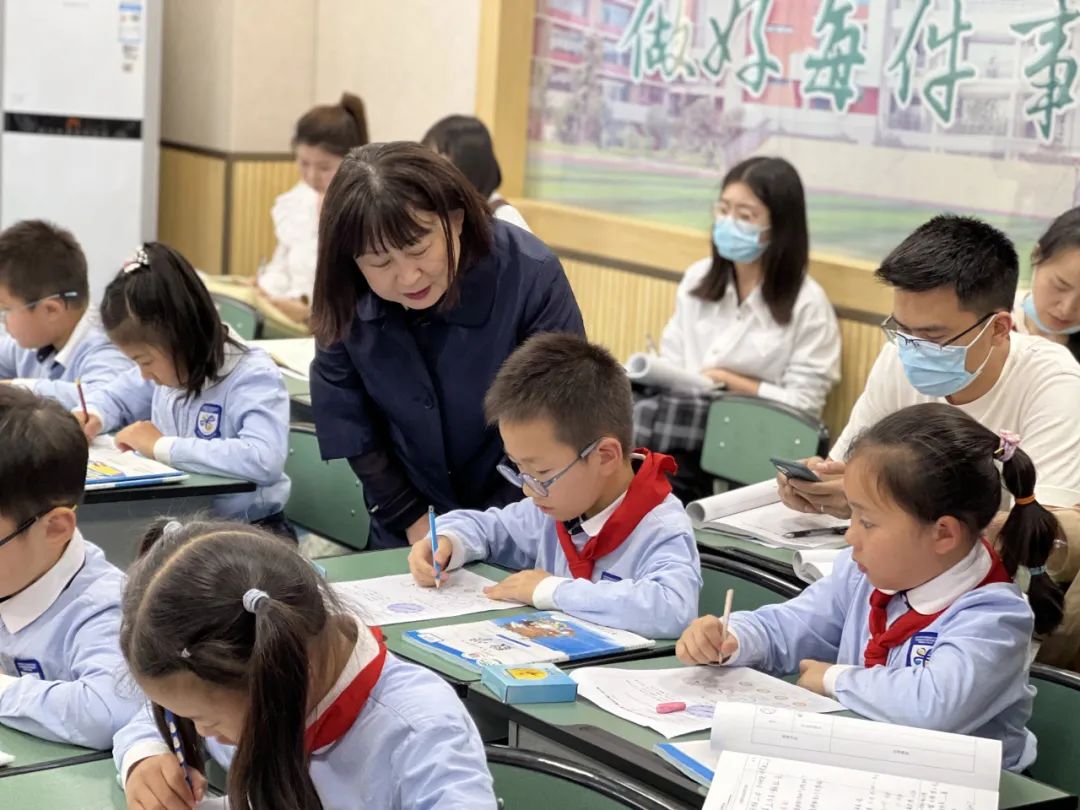 冯之刚名师工作室齐聚双流区实验小学外国语学校开展送教研讨活动