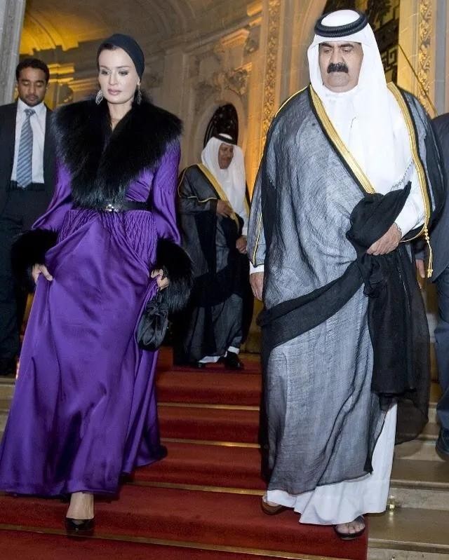 卡塔尔女人(卡塔尔王太后：18岁为救父亲嫁王储，将仇人推下台，丈夫帮她穿鞋)