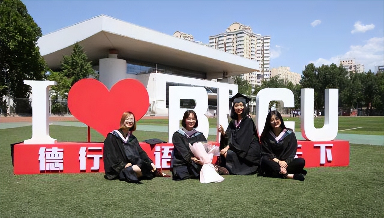 不愧是学语言的，大学生隔离期间利用专长，与保安“隔空对话”