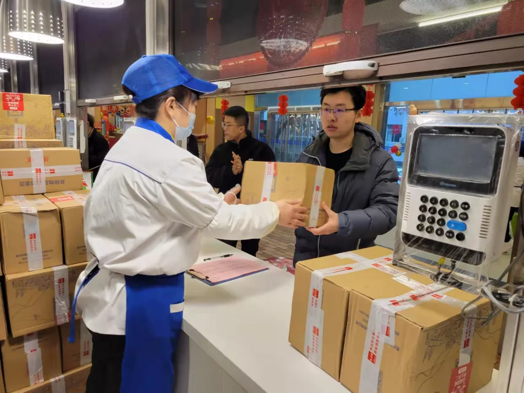 暖心从不缺席，寒假里的重大校园温暖如春