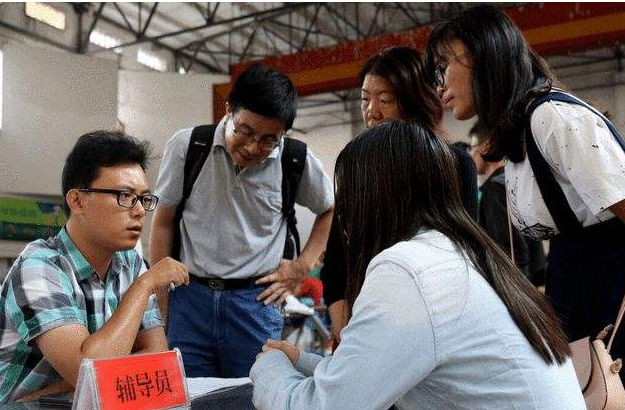 大学辅导员成“香饽饽”，看过“工资单”后，网友表示柠檬了