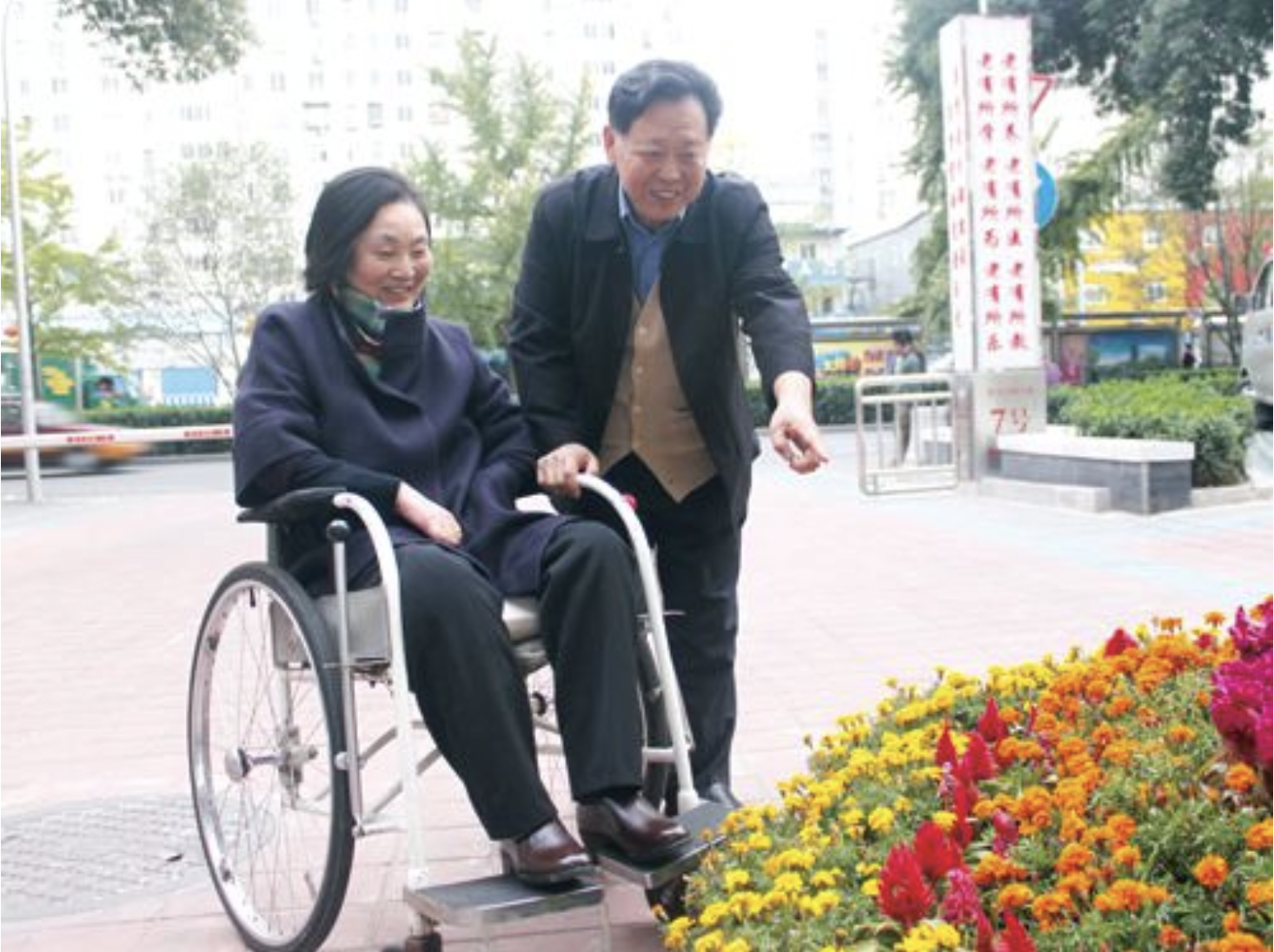 痴守瘫痪妻41年，丈夫收到女孩来信：我愿意嫁你，一起照顾你妻子