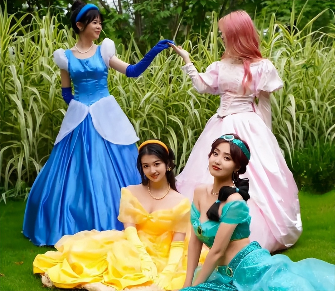 高校女生穿公主裙拍毕业照，各有各的风采，仿佛迪士尼在逃公主
