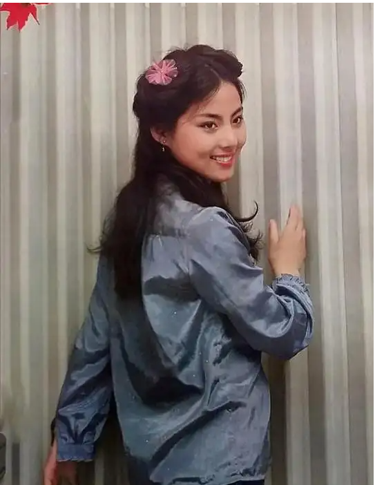 27年前，乐韵从13楼一跃而下不幸离世，母亲余生活在自责中