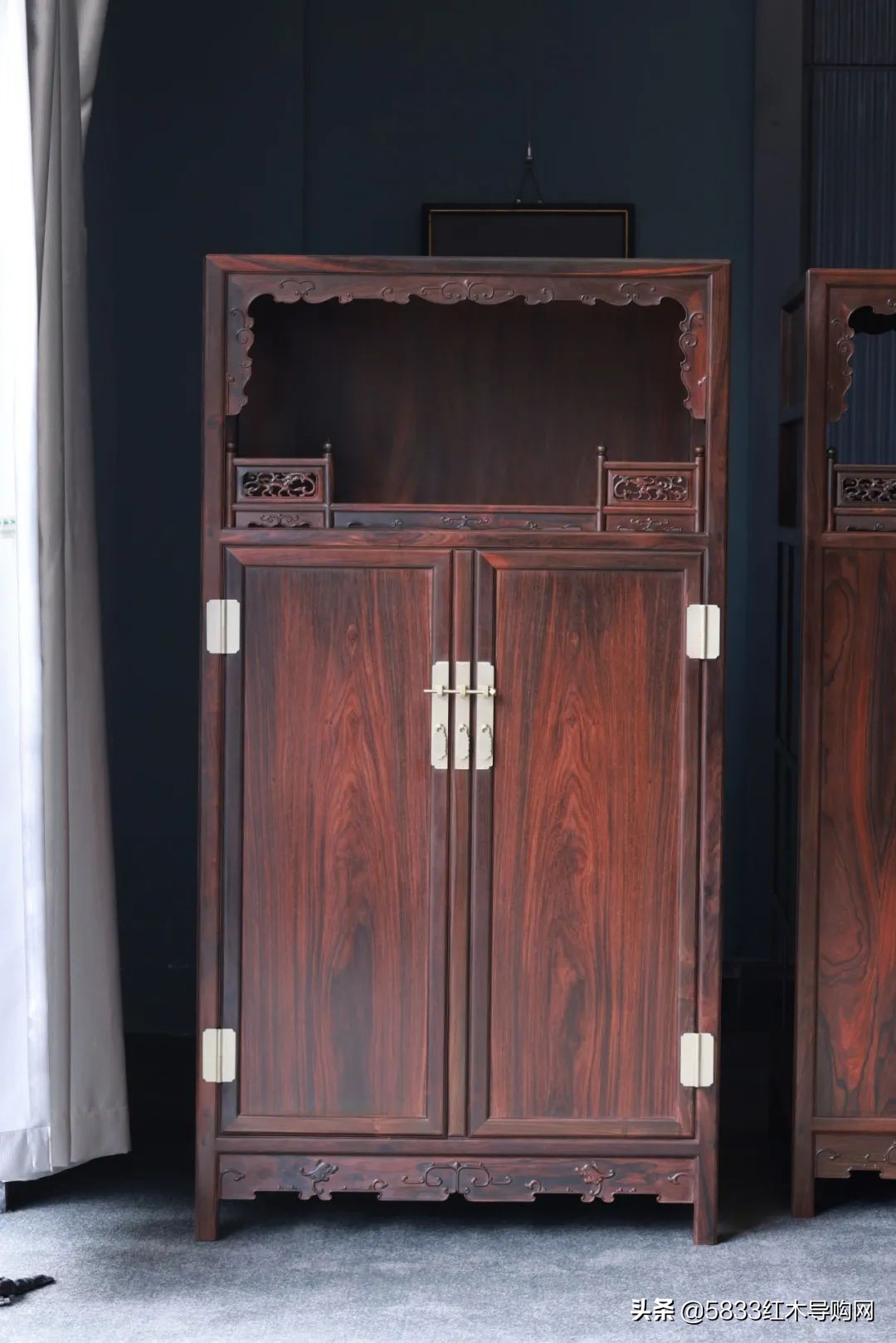 顶级红木家具:大红酸枝上格券口带栏杆亮格柜