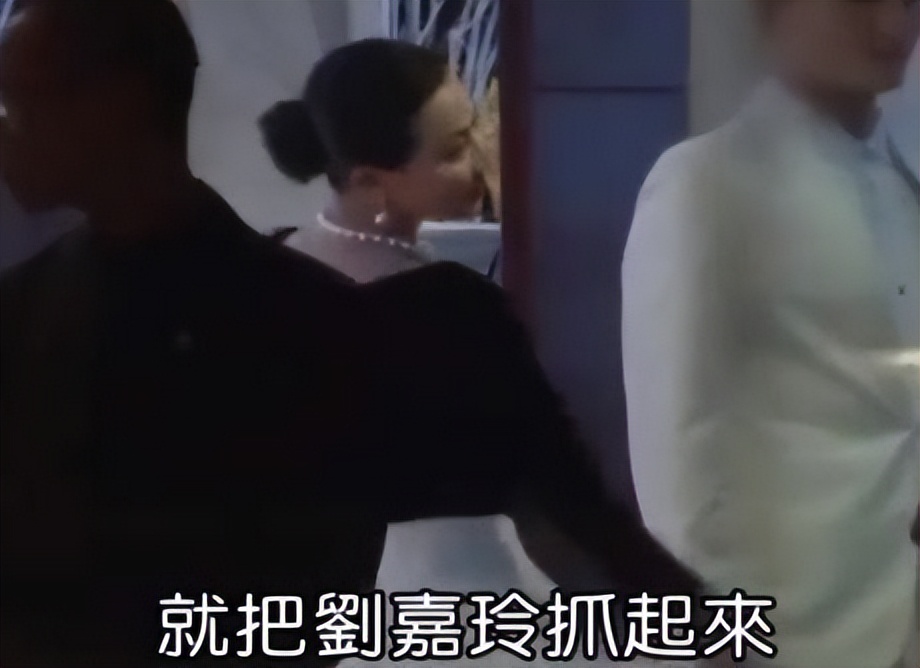 摸腿、陪酒、绝育、自杀，娱乐圈的潜规则，“毁”了多少女孩？