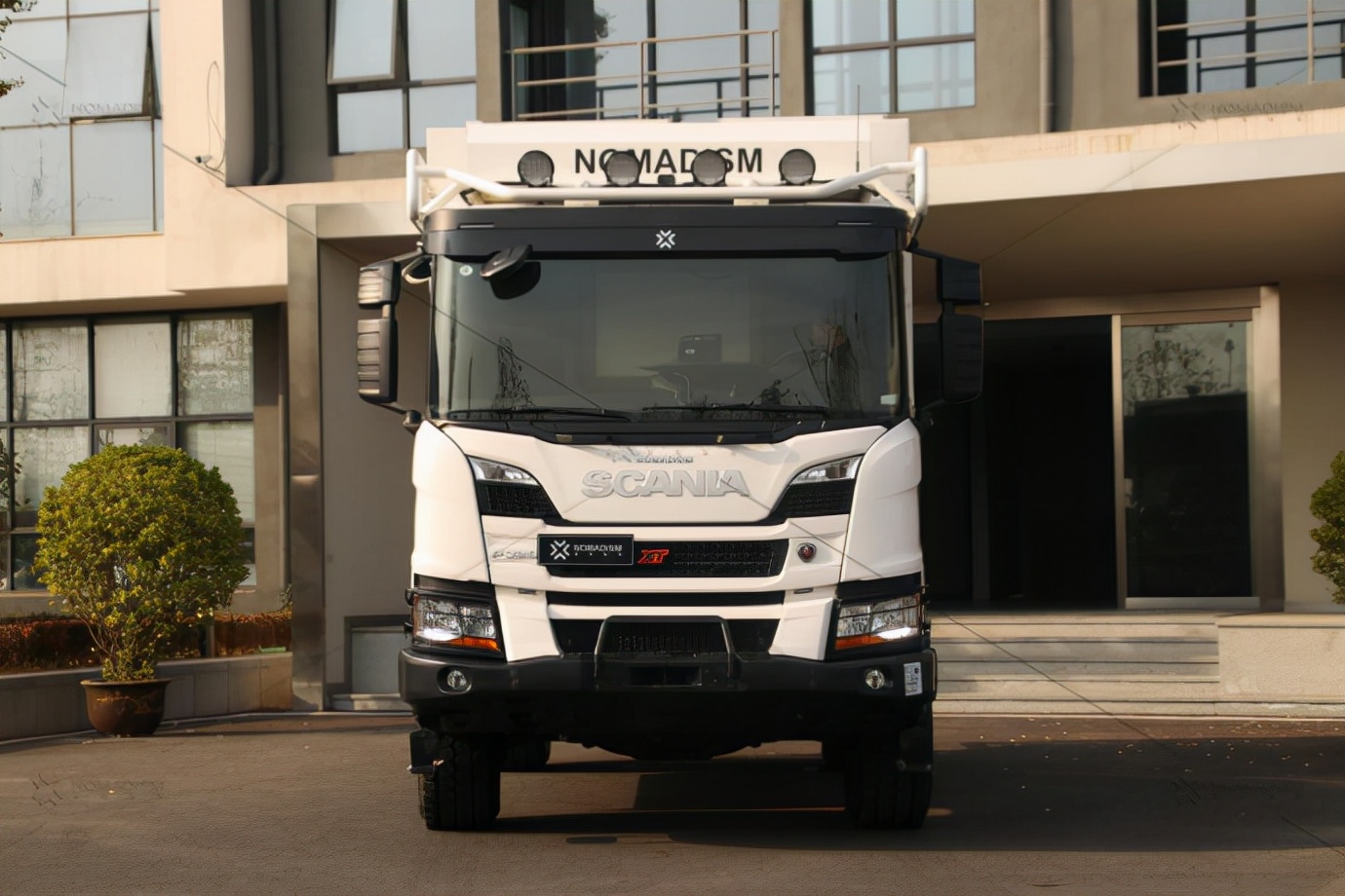 c本蓝牌的越野房车号称卡车界的劳斯莱斯底盘你知道它吗下