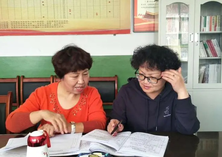 “留下是占用资源”，校长劝55岁高级教师退休，老教师的话惹怒赞