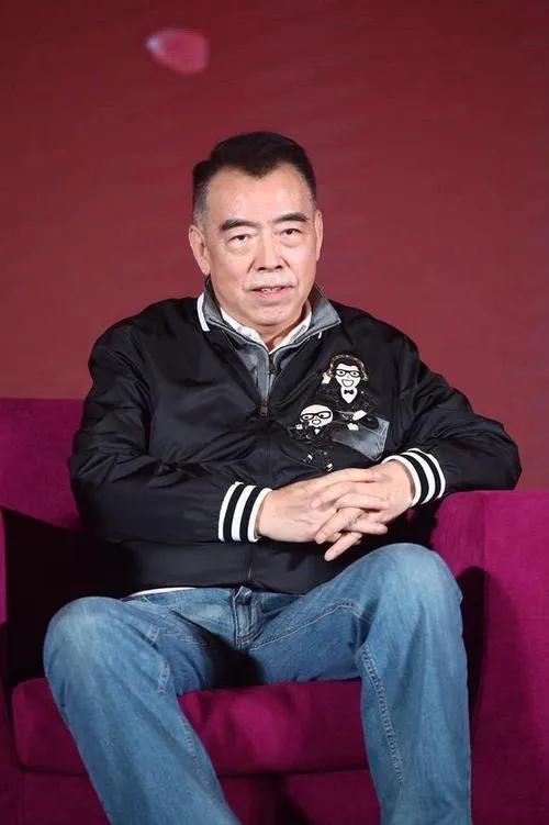 陈凯歌带儿子参加聚会，陈飞宇满脸胡茬不修边幅，一家人太接地气